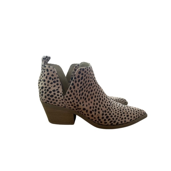 Women’s Universal Thread animal print ankle high booties - Picture 2 of 6